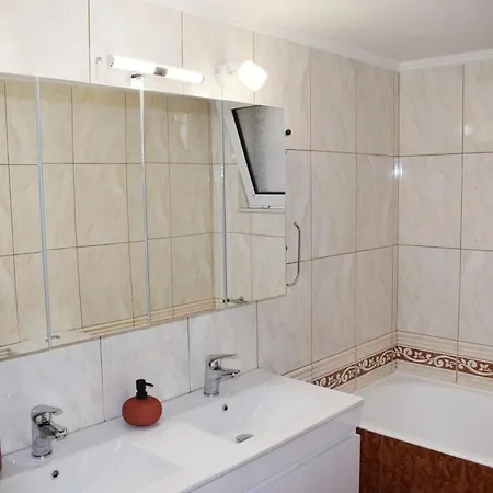 아파트 Nama -central Vacation With Free Parking Only 900m Far From Venetian Port And Beach!