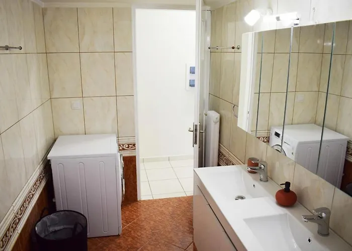 Nama -central Vacation With Free Parking Only 900m Far From Venetian Port And Beach! דירה *